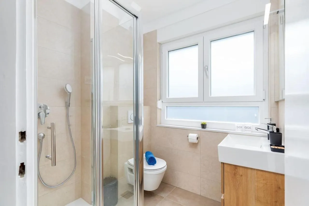 Sunny Aura Beach Apartment - Spacious And Bright, With Parking Pula