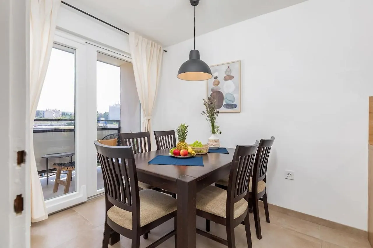 Sunny Aura Beach Apartment - Spacious And Bright, With Parking Pula