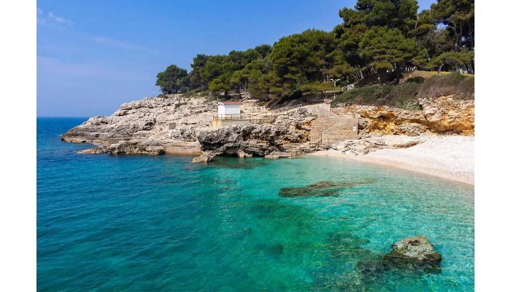 Sunny Aura Beach Apartment - Spacious And Bright, With Parking Pula